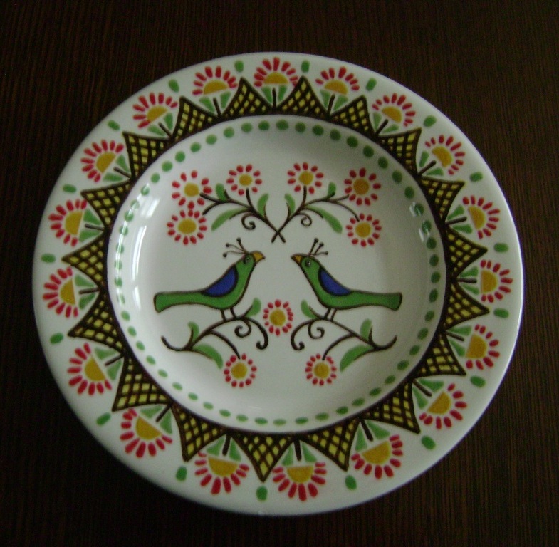 Small plate with birds and daisies   